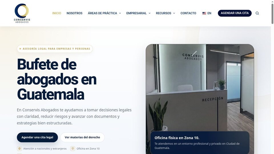 Sitio web de Conservis Abogados en computadora